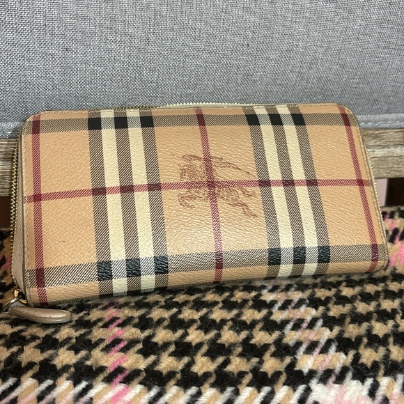 BURBERRY zip wallet - classic cream and Burberry check - Picture 2 of 12